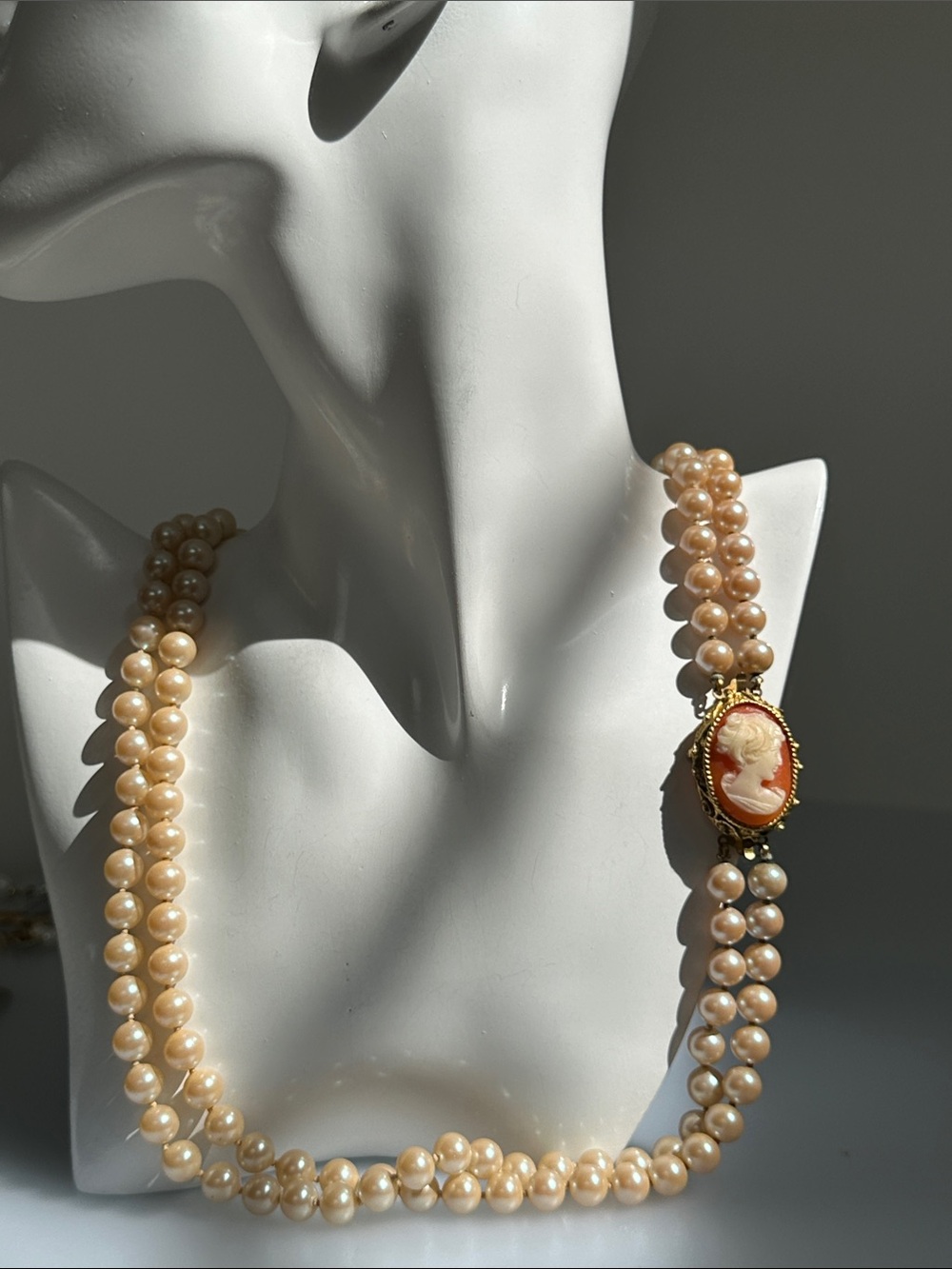 Vintage real  Cream Pearl Necklace with Cameo Pendant